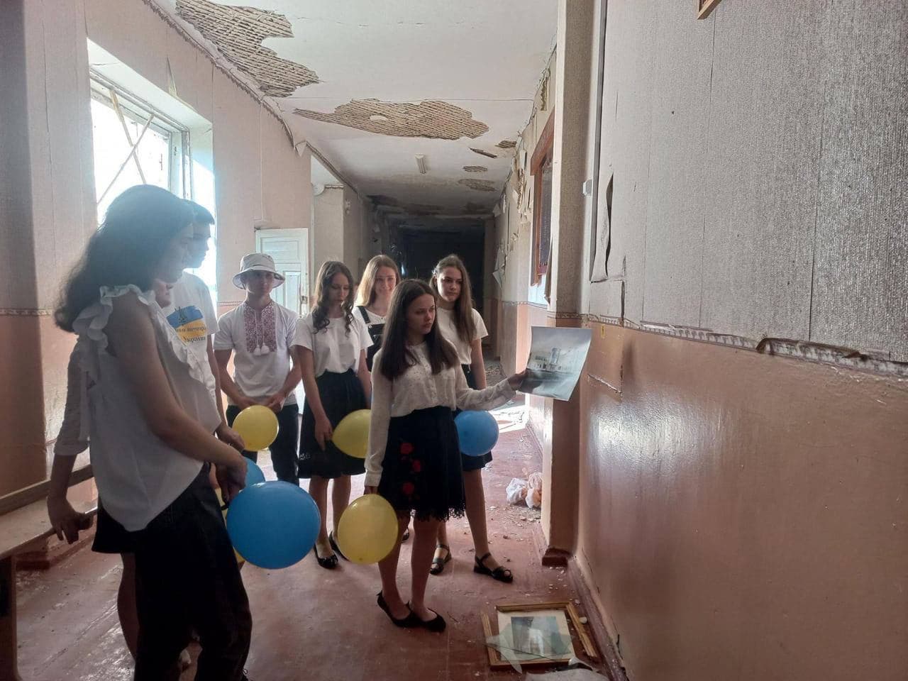 Graduation album on the ruins - in Novgorod-Seversk Chernihiv region