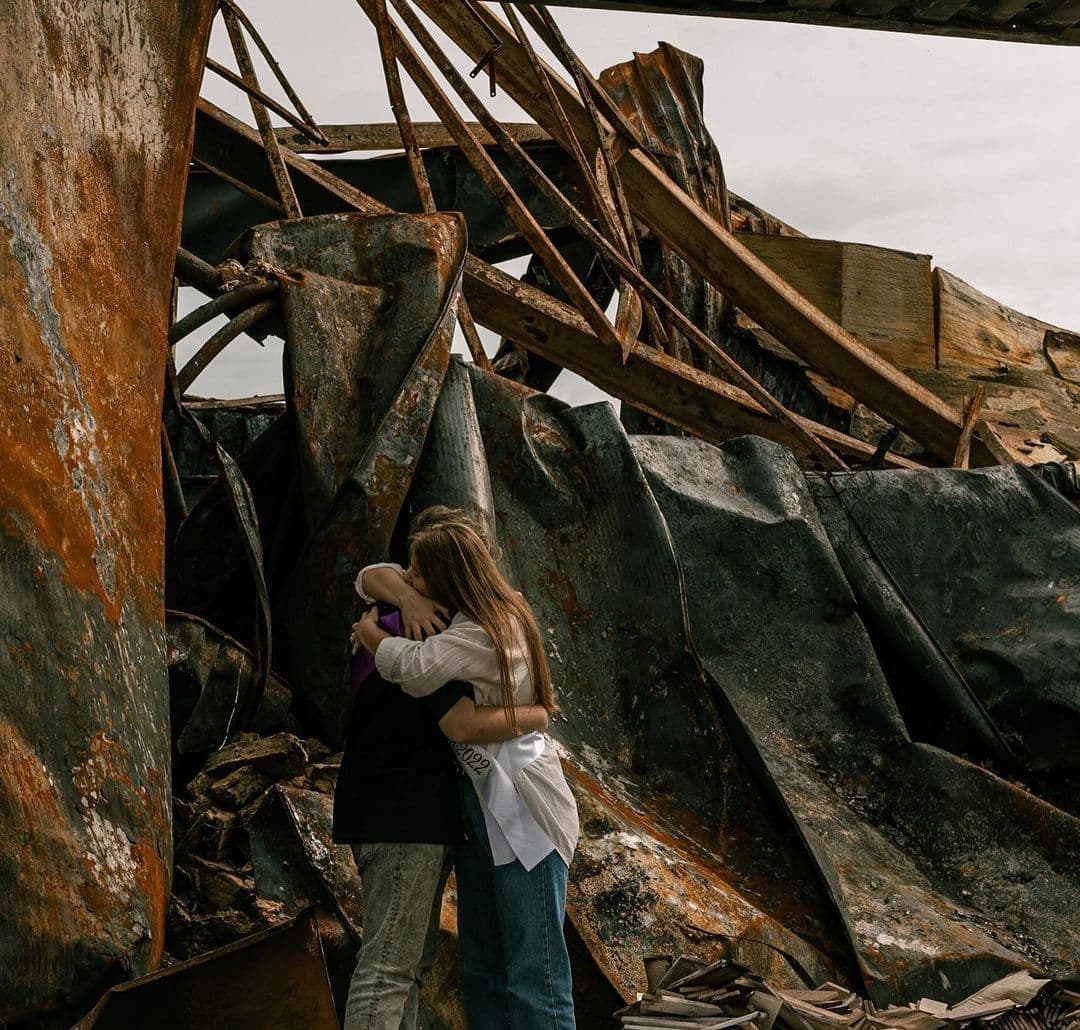 Graduation album on the ruins - in Novgorod-Seversk Chernihiv region