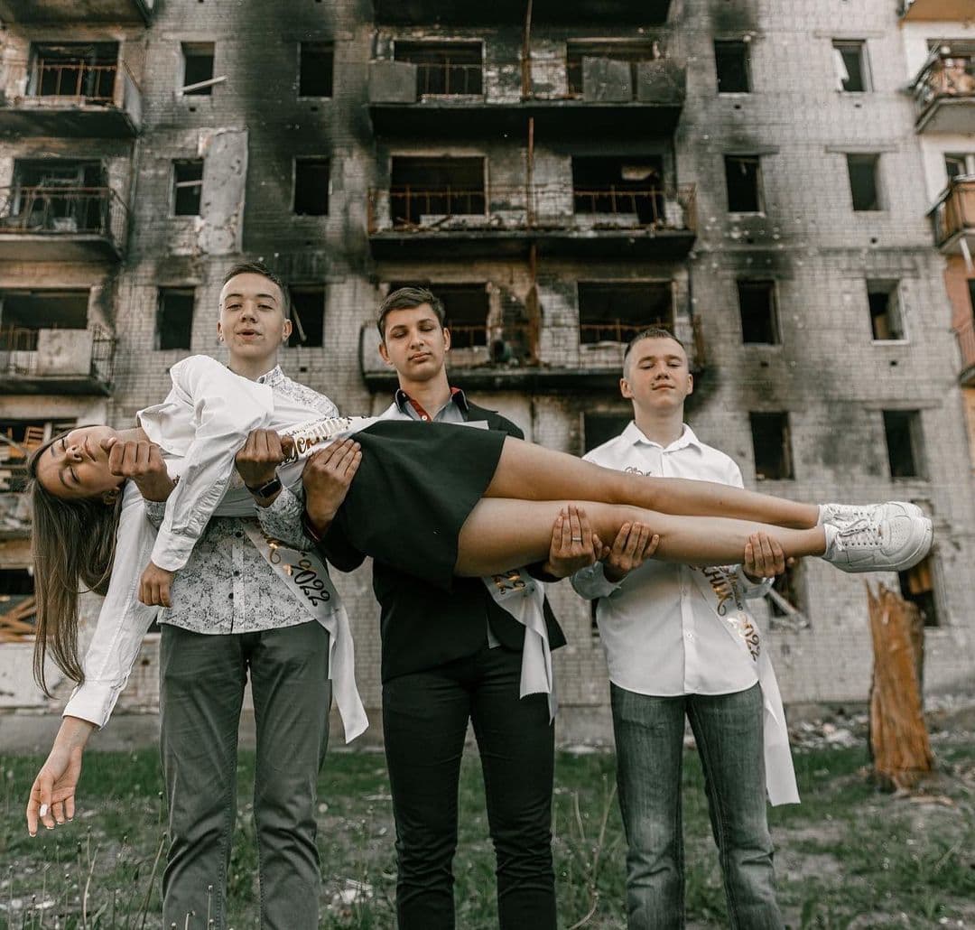 Graduation album on the ruins - in Novgorod-Seversk Chernihiv region