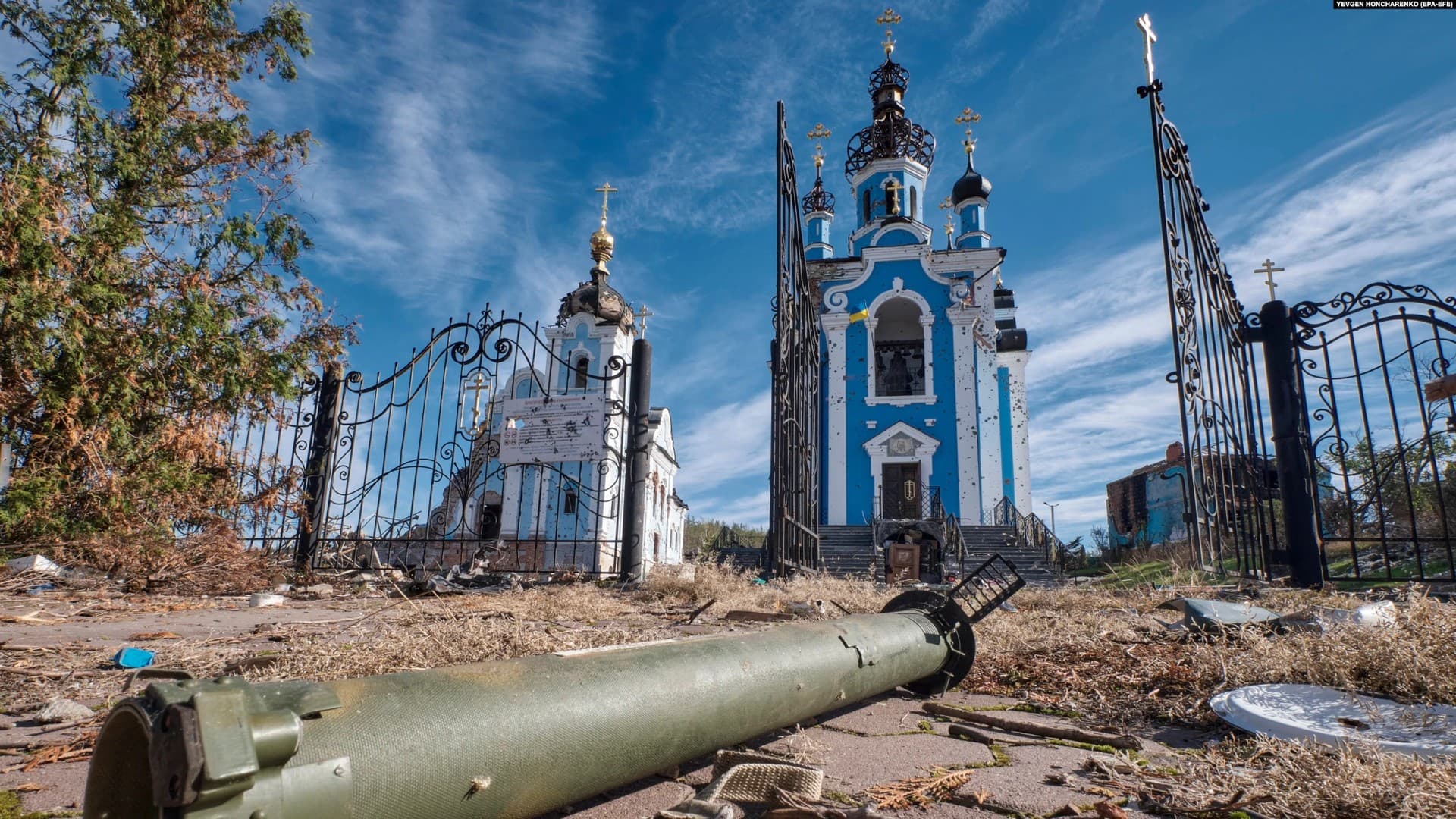A Russian missile lying at the garden of a house following an early morning missile strike in Kramatorsk