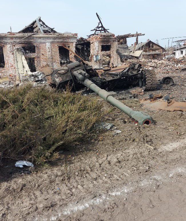 Self-propelled guns Msta-S of the Armed Forces of the Russian Federation in the city of Trostyanets